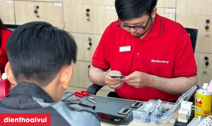 Quy trình thay pin Samsung J3 Prime chuyên nghiệp lấy liền tại Điện Thoại Vui