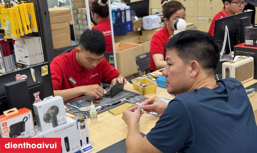 Kỹ thuật viên sử dụng công cụ chuyên dụng để mở máy, lấy pin cũ và thay pin Deji vào