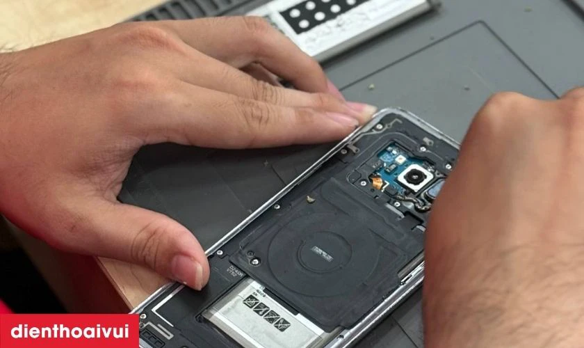 Quy trình thay pin Samsung A35 chuyên nghiệp lấy liền tại Điện Thoại Vui