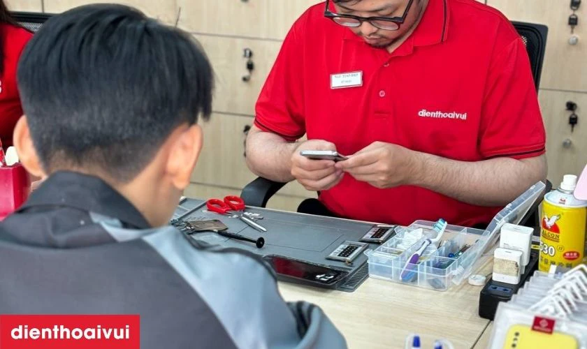 Kiểm tra lại pin Samsung A35 và lắp máy hoàn thiện