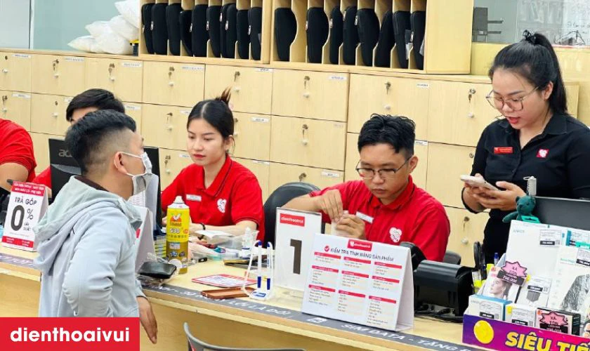 Thay pin mới cho điện thoại