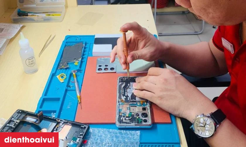 Quy trình thay pin Samsung A51 5G chính hãng Deji chuyên nghiệp lấy liền tại Điện Thoại Vui
