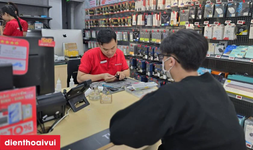 Dịch vụ thay linh kiện điện thoại lấy liền tại Điện Thoại Vui