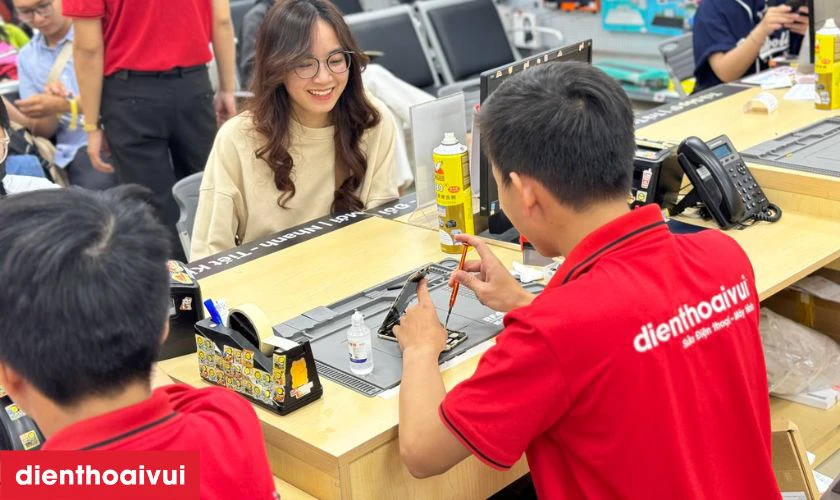 Quy trình thay pin chuyên nghiệp lấy liền tại Điện Thoại Vui