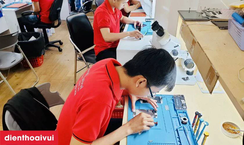 Dịch vụ thay pin Samsung A8 Plus 2018 chính hãng Deji lấy liền tại Điện Thoại Vui