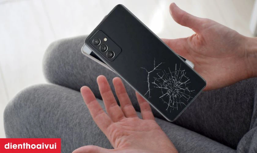 Pin Samsung A82 bị va đập hoặc rơi vỡ gây hư hỏng phải thay