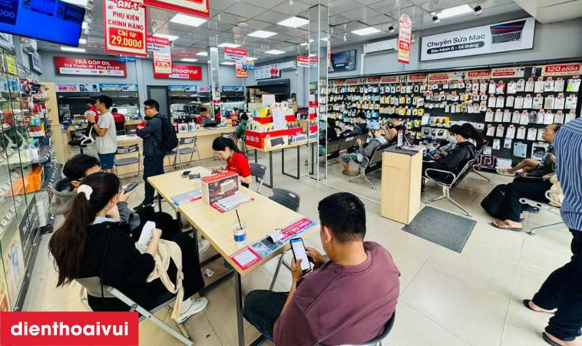 Nhân viên tiến hành hỗ trợ khách kiểm tra kỹ thiết bị