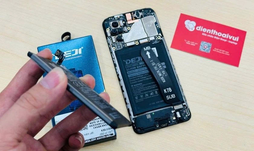 Kỹ thuật viên tháo rời máy và lắp pin mới