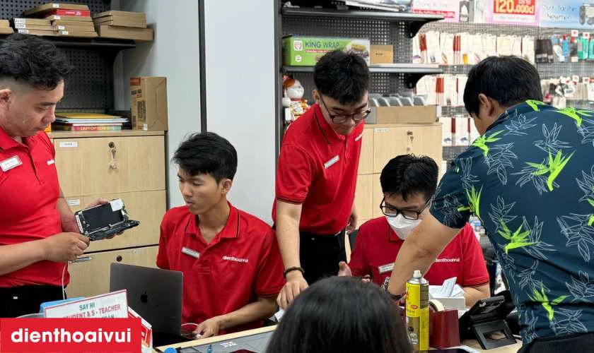 Kỹ thuật viên bàn giao lại máy và tư vấn đầy đủ
