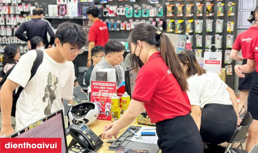 Quy trình thay pin chuyên nghiệp lấy liền tại Điện Thoại Vui