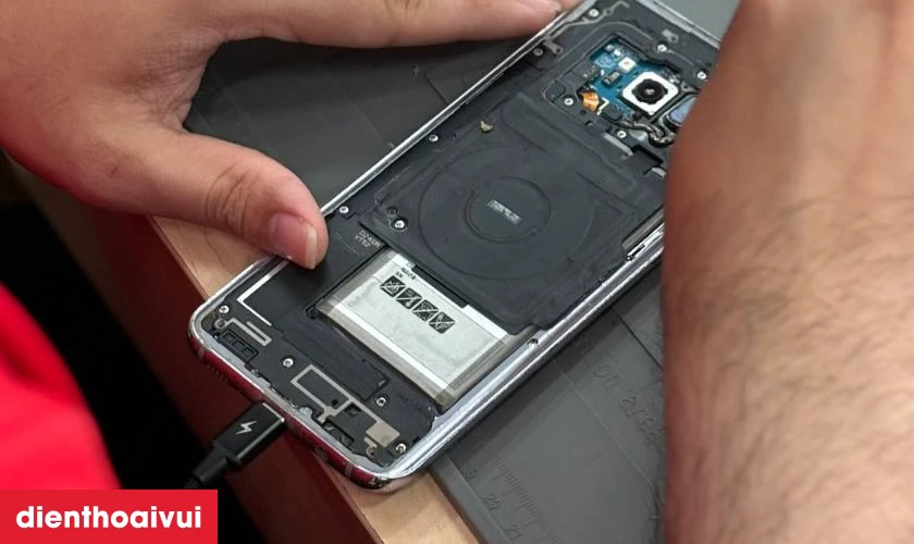 Quy trình thay pin Samsung A21S chính hãng Deji chuyên nghiệp lấy liền tại Điện Thoại Vui