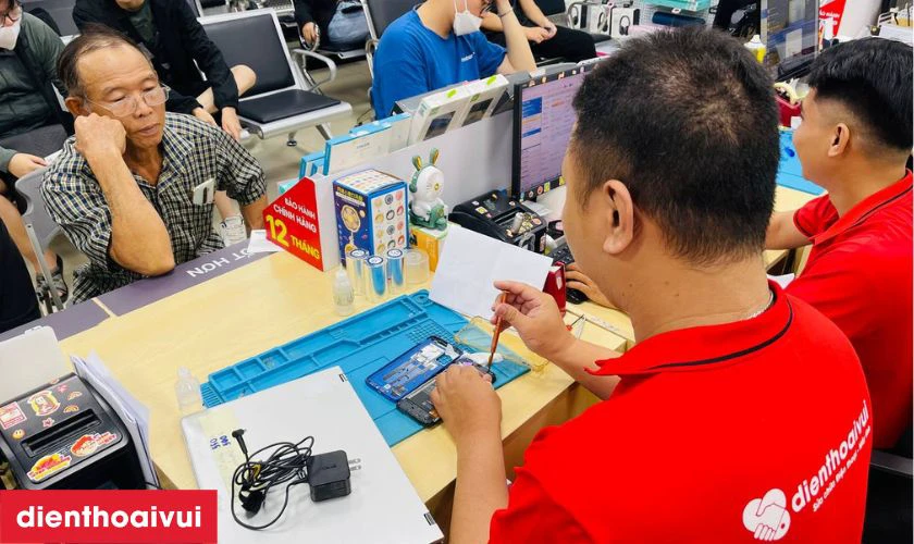 Quy trình thay pin Samsung A75 chuyên nghiệp lấy liền tại Điện Thoại Vui