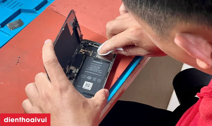 Quy trình thay pin Samsung Galaxy J3 chuyên nghiệp lấy liền tại Điện Thoại Vui