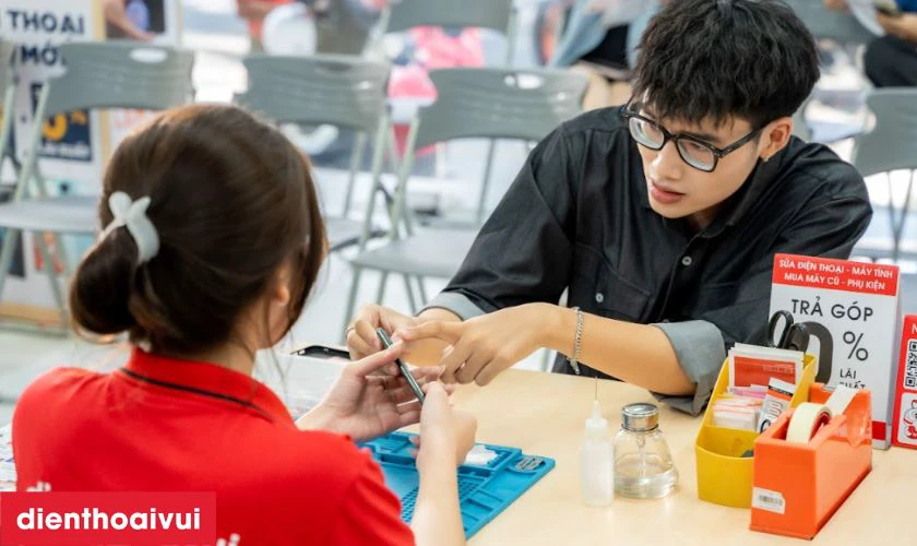 Dịch vụ thay pin lấy liền tại Điện Thoại Vui