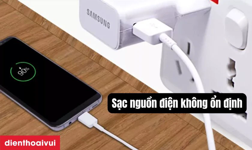 Sạc ở nguồn điện kh&ocirc;ng ổn định dễ l&agrave;m pin chai