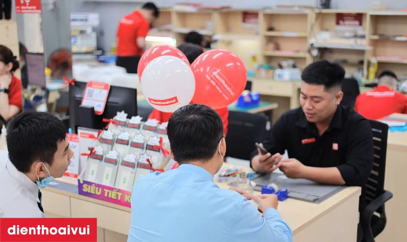 Khách nhận lại thiết bị cùng phiếu bảo hành
