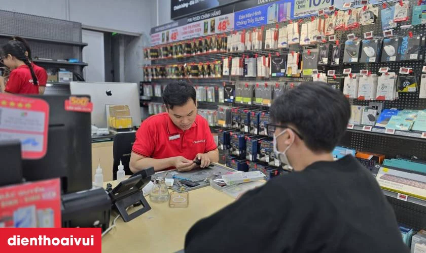 Quy trình thay pin Samsung S7 chính hãng Deji chuyên nghiệp lấy liền tại Điện Thoại Vui