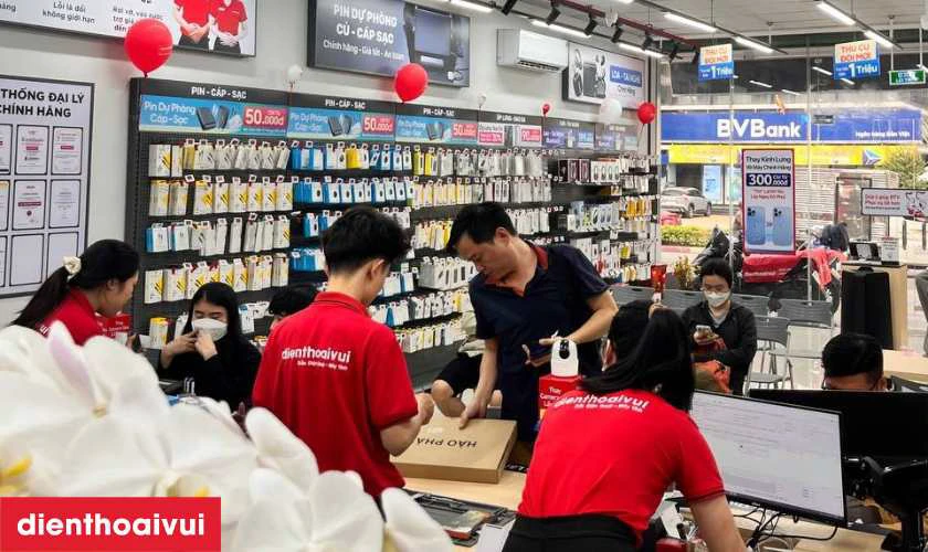 Quy trình minh bạch, khách có thể ký tên lên linh kiện