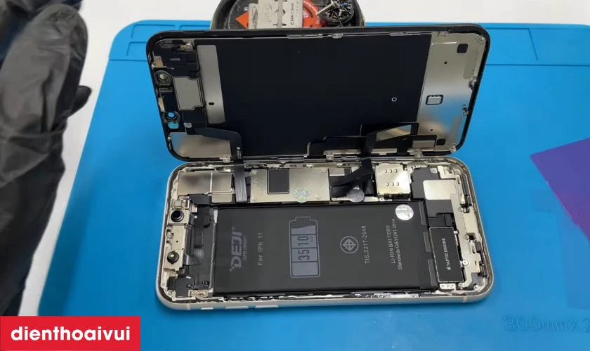 Quy trình thay pin Samsung J3 2017 chính hãng Deji chuyên nghiệp lấy liền tại Điện Thoại Vui