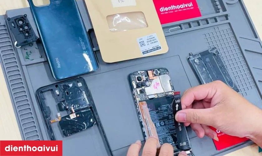 Quy trình thay pin Samsung J5 2017 chính hãng Deji chuyên nghiệp lấy liền tại Điện Thoại Vui