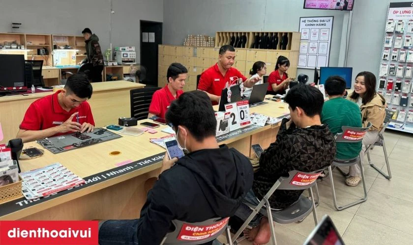 Kỹ thuật viên sẽ mở máy cẩn thận, loại bỏ lớp keo dán cũ và lắp pin mới