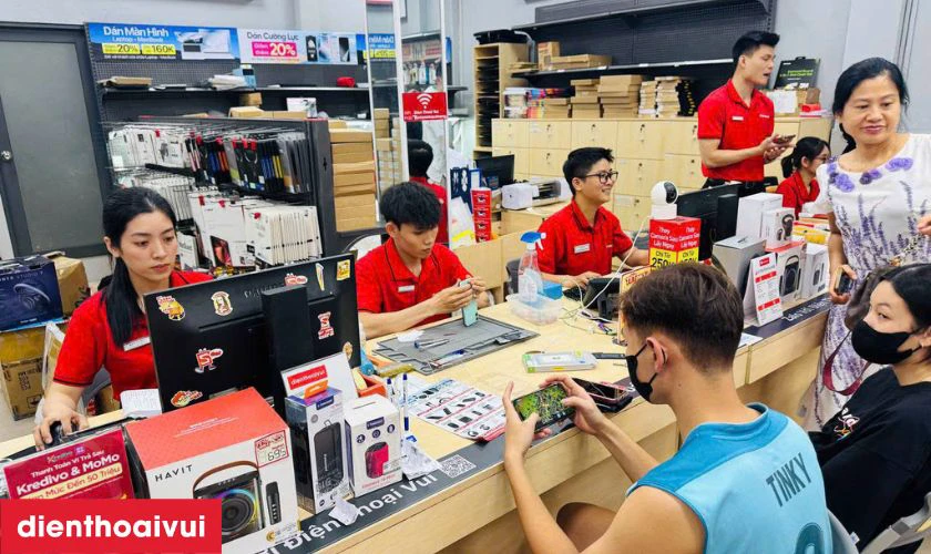 Dịch vụ thay pin Samsung J7 2017 chính hãng Deji lấy liền tại Điện Thoại Vui