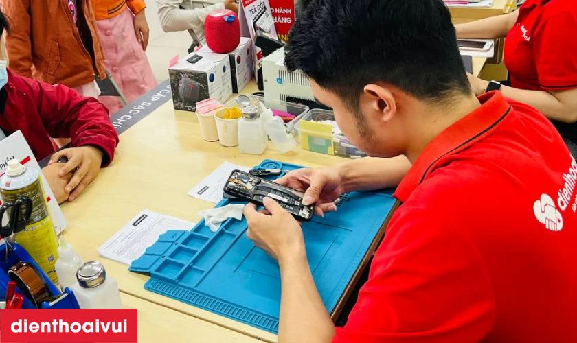 Kỹ thuật viên sử dụng pin chính hãng Deji để thay thế