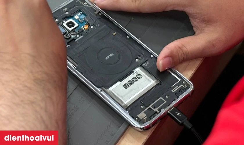 Quy trình thay pin Samsung M04 chuyên nghiệp lấy liền tại Điện Thoại Vui