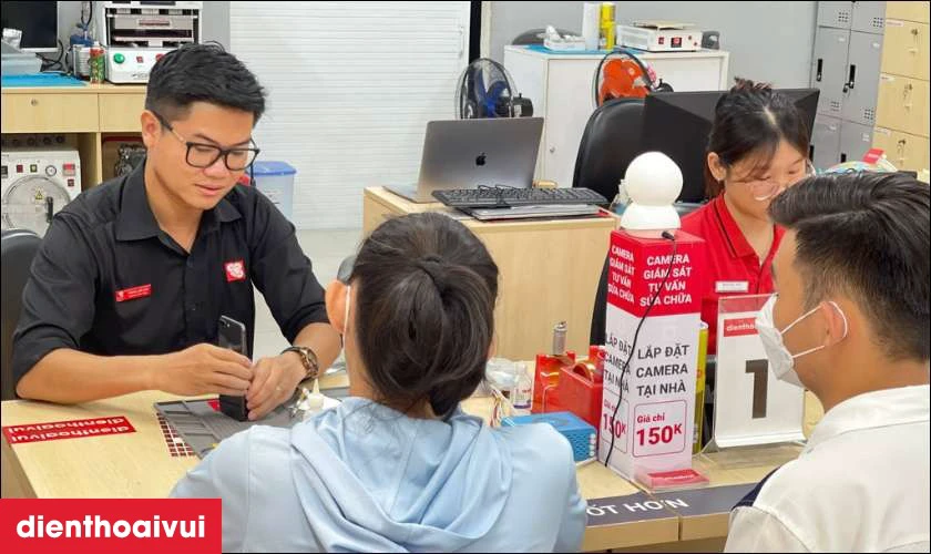 Quy trình thay pin Samsung M40 chuyên nghiệp lấy liền tại Điện Thoại Vui