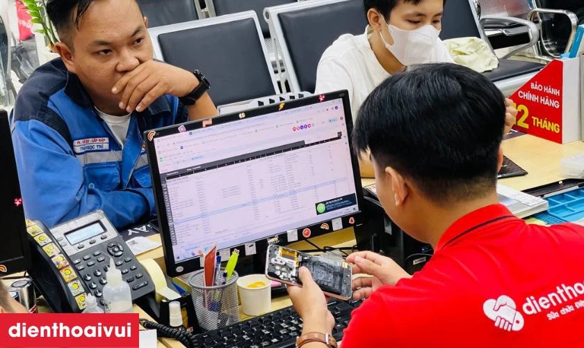Tiến hành bước kiểm tra pin hiện tại là công việc đầu tiên của kỹ thuật viên