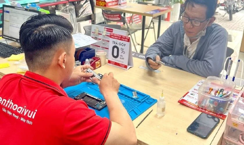 Quy trình thay pin Samsung quận Tân Phú tại Điện Thoại Vui
