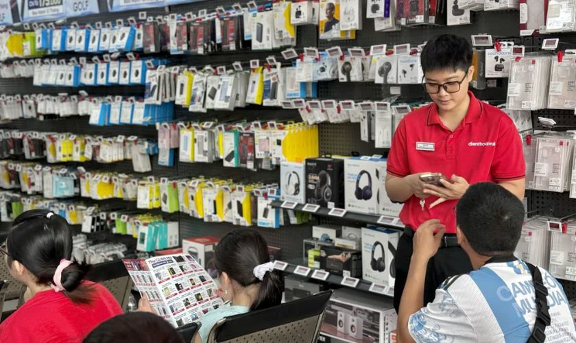 Kỹ thuật viên gửi lại máy cho khách kiểm tra