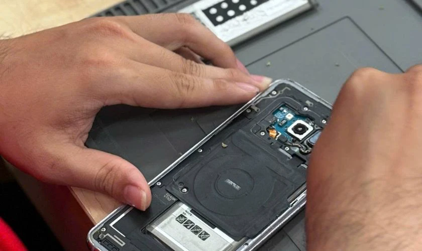 Quy trình thay pin Samsung quận Thủ Đức tại Điện Thoại Vui