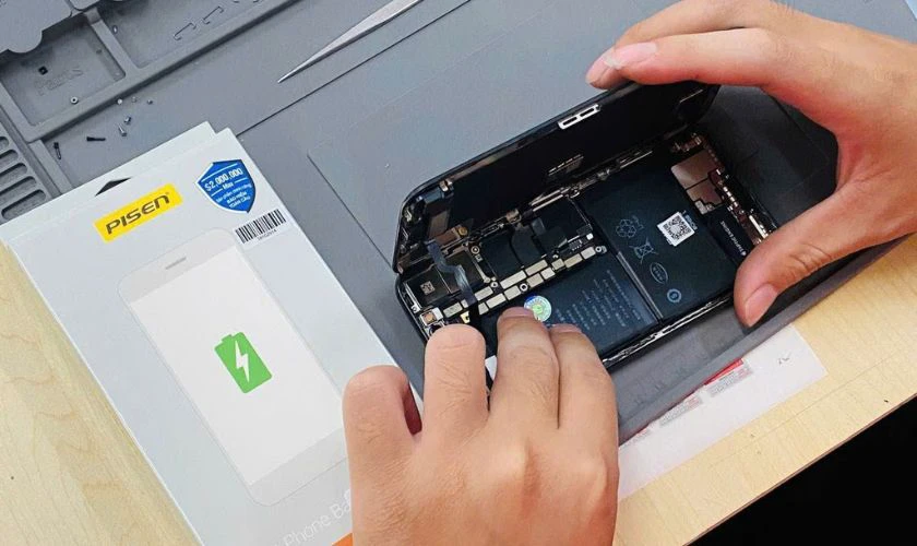 Tiến hành thay pin Samsung mới