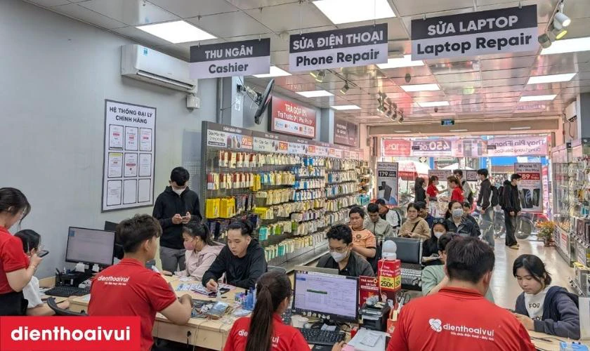 Cuối cùng, nhân viên hướng dẫn khách kiểm tra lại máy trước khi bàn giao