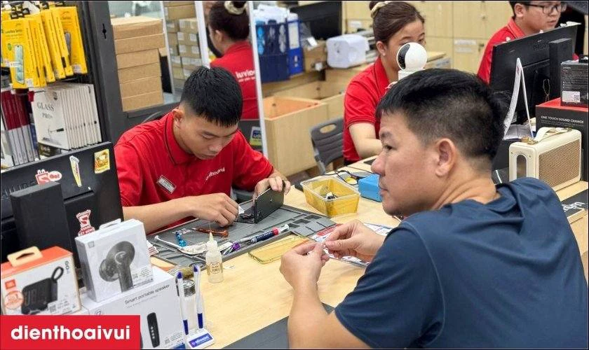 Khách hàng trực tiếp quan sát toàn bộ quá trình sửa chữa