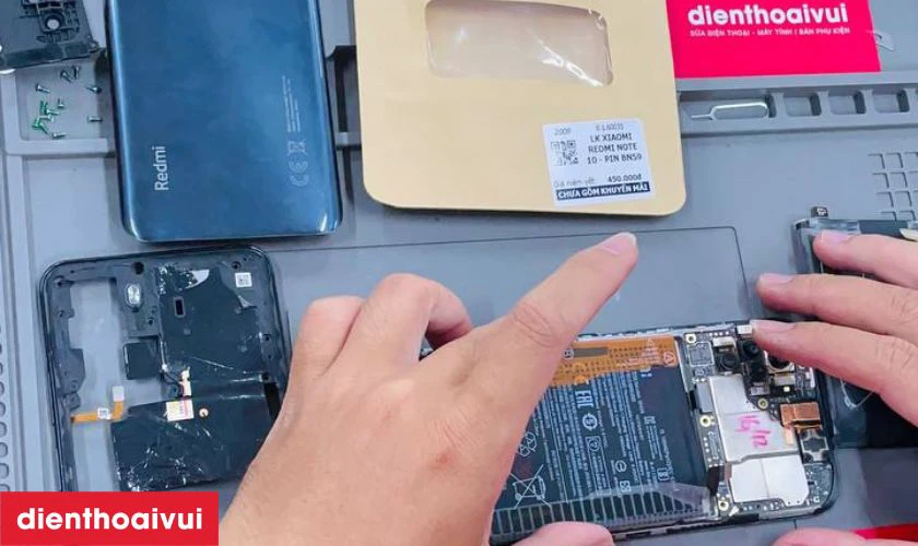 Quy trình thay pin Samsung S21 Plus chính hãng Deji chuyên nghiệp lấy liền tại Điện Thoại Vui