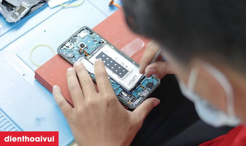 Quy trình thay pin Samsung S6 Edge chính hãng Deji chuyên nghiệp lấy liền tại Điện Thoại Vui