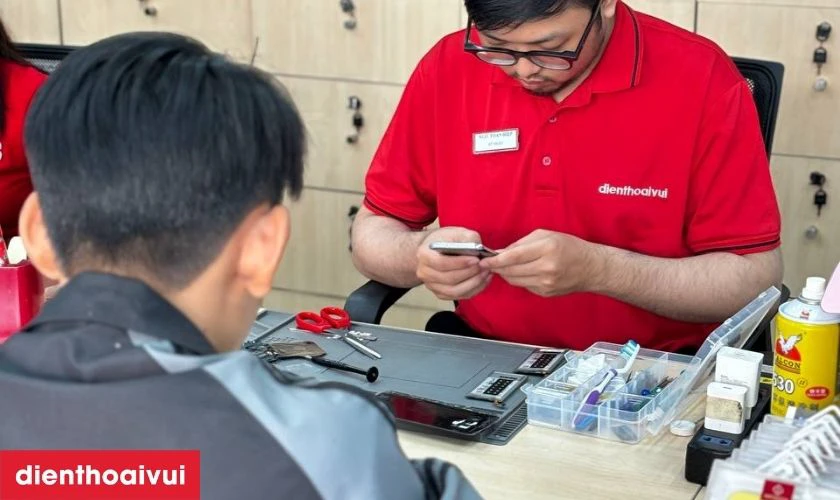 Nhân viên hướng dẫn cách bảo quản pin, thông báo thời gian bảo hành và hỗ trợ thanh toán nhanh chóng