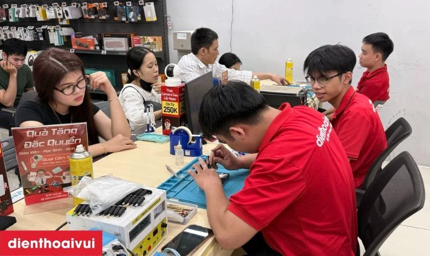 Quy tr&igrave;nh thay pin Vivo S16e lấy liền, uy t&iacute;n tại Điện Thoại Vui