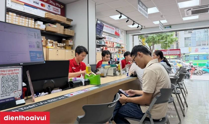 Nh&acirc;n vi&ecirc;n gửi lại chiếc Vivo S16e đ&atilde; thay pin cho kh&aacute;ch