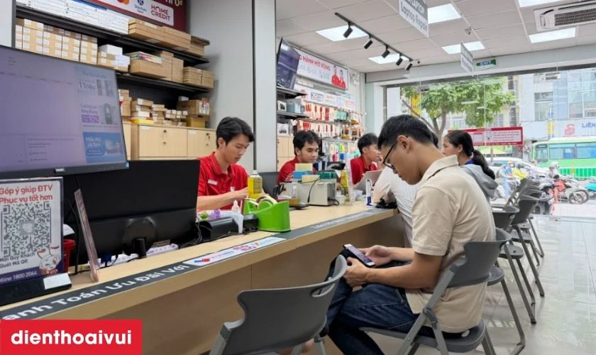 Sau khi thay pin, điện thoại được kiểm tra lại toàn bộ