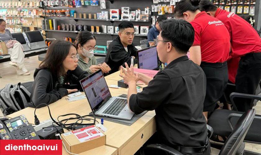 Khi ho&agrave;n tất thay pin, kỹ thuật vi&ecirc;n kiểm tra lại to&agrave;n bộ