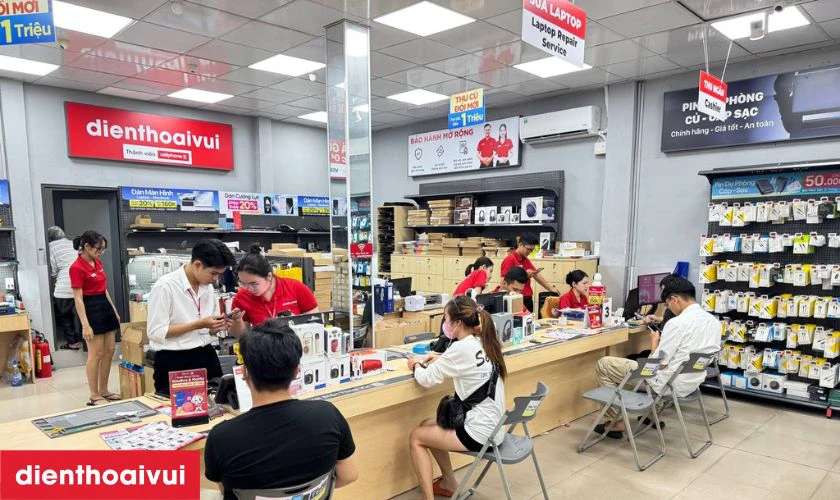 Kỹ thuật viên tiến hành kiểm tra điện thoại và đưa ra báo giá chi tiết