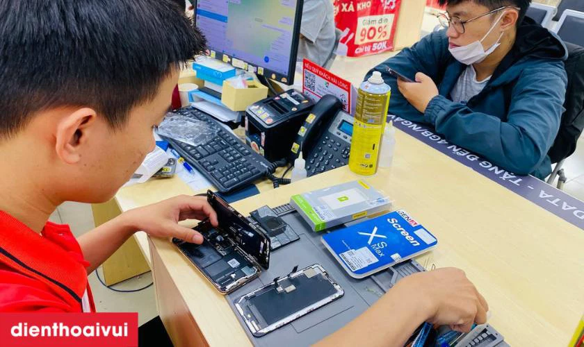 Tiến hành thay pin mới điện thoại Vsmart