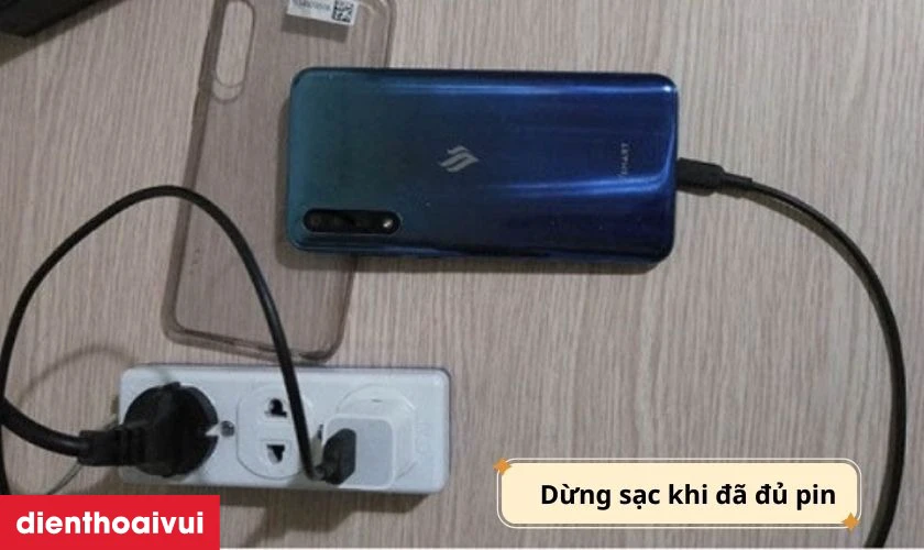 Sạc quá lâu, sạc qua đêm là những nguyên nhân khiến pin nhanh hỏng