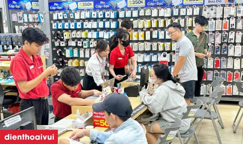 Kỹ thuật viên nhận máy và kiểm tra máy