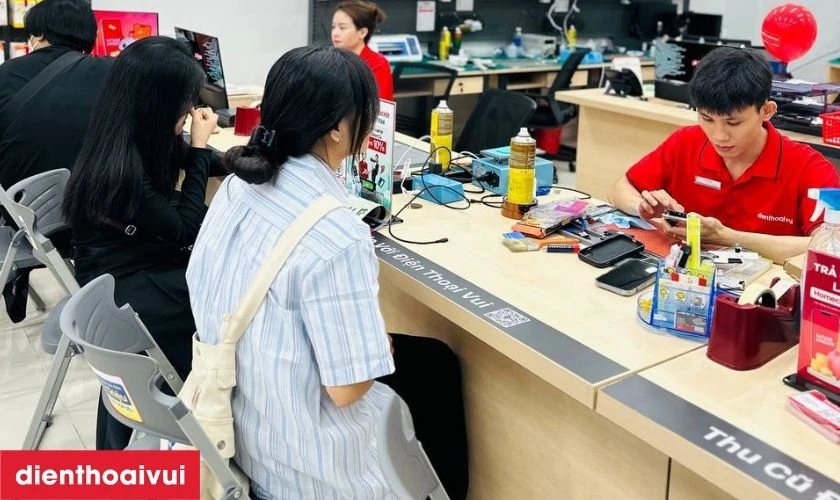 Kỹ thuật viên sẽ đánh giá tình trạng pin sau khi kiểm tra Xiaomi Mi 11