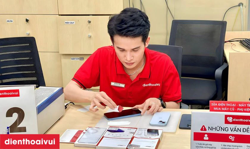 Khách hàng kiểm tra lại điện thoại đã được thay pin