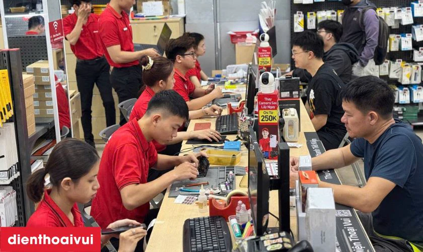 Kỹ thuật viên kiểm tra tình trạng pin và toàn bộ chức năng máy